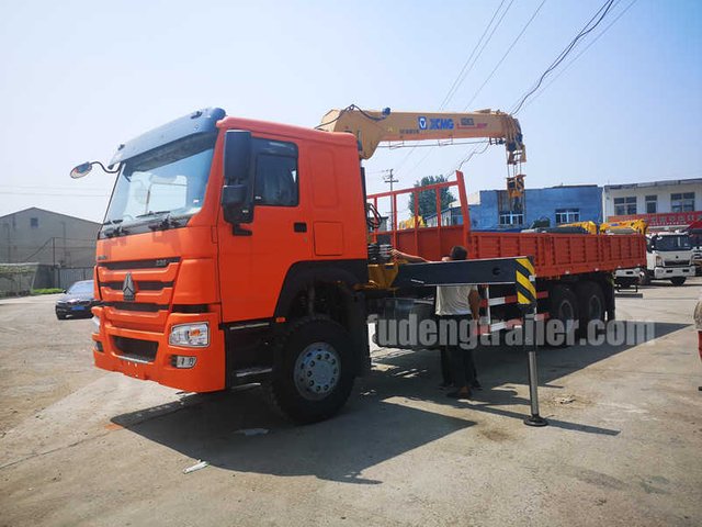 HOWO Straight Crane Truck